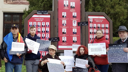 Jos copitele de pe Justitie. Protestele in tacere din fata sediilor PSD se extind la Iasi are loc un protest maraton - Video