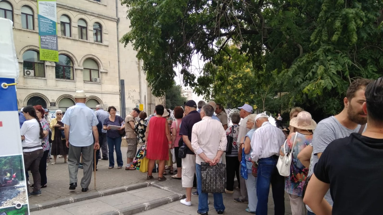Extraordinar se misca Romania profunda. Zeci de pensionari stau la coada pentru a semna Fara penali in functii publice