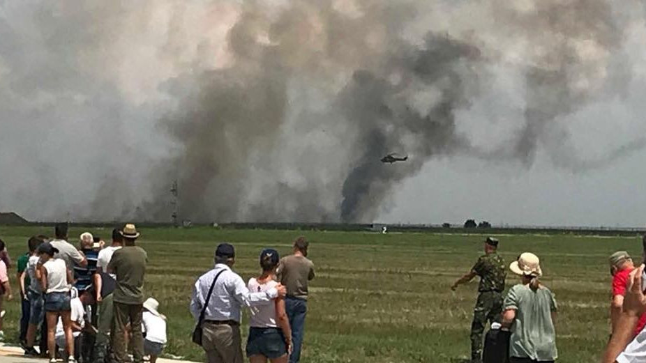 La un pas de o mare tragedie. Un MIG s-a prabusit in judetul Constanta mii de oameni erau prezenti. Imagini de la fata locului