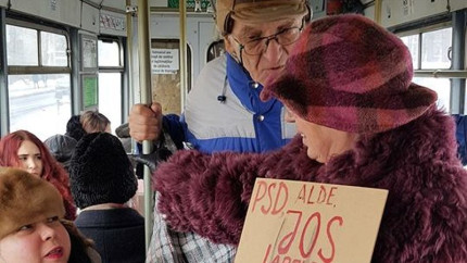 Am primit un pumn in gura. Profesoara pensionara din Iasi care a huiduit PSD batuta in fata jandarmilor - Video