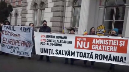 Toader s-a ascuns si-a anulat vizita. N-a indraznit sa dea ochii cu protestatarii din Cluj Unde-i Tudorel Nu ie Tudorel - Video