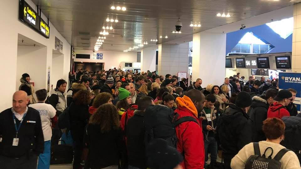E un haos general. Iar e cumplit in Aeroportul Otopeni sute de oameni asteapta inghesuiti pentru ca acum s-a stricat banda de transport a bagajelor