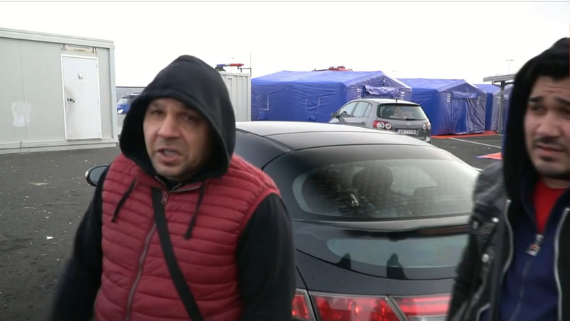 Virus are calculatoarele virus au telefoanele nu noi. Rascoala la granita romani veniti din Italia nu vor sa intre in izolare - Video