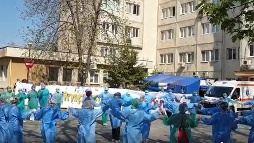 Medic psihiatru socat de hora de la Craiova Sunteti cu capul Sunt locuri unde n-au echipament unde plang doctorii ca nu mai prididesc si voi dansati