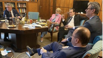 Surse Un deputat PNL care apare des la Antena 3 a facut pe ascuns fotografia din biroul premierului Orban