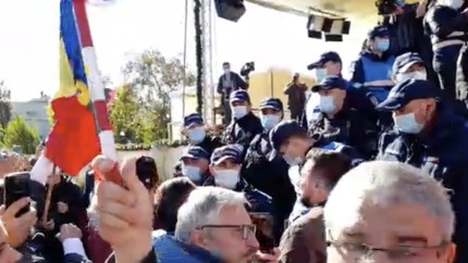 Violente la racla Sf. Parascheva Tradatorii Hotii. Coviodiotii incearca sa intre cu forta - Video