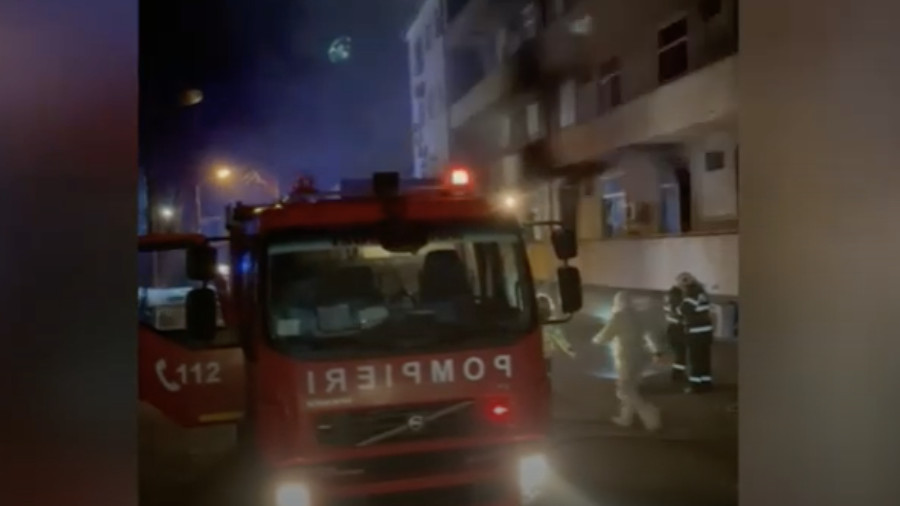 Incendiu intr-un bloc din Ramnicu Valcea. Zeci de persoane evacuate de urgenta