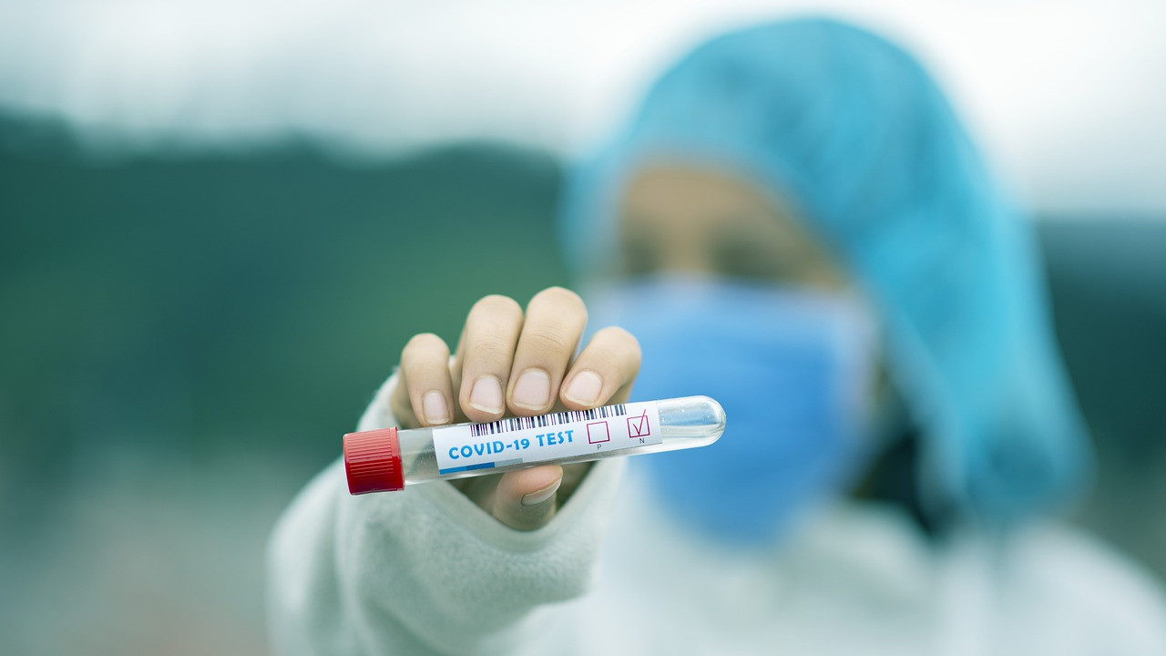 O noua tulpina de coronavirus denumita Eris se raspandeste in Europa Asia si America de Nord si afecteaza copiii mai serios decat celelalte variante