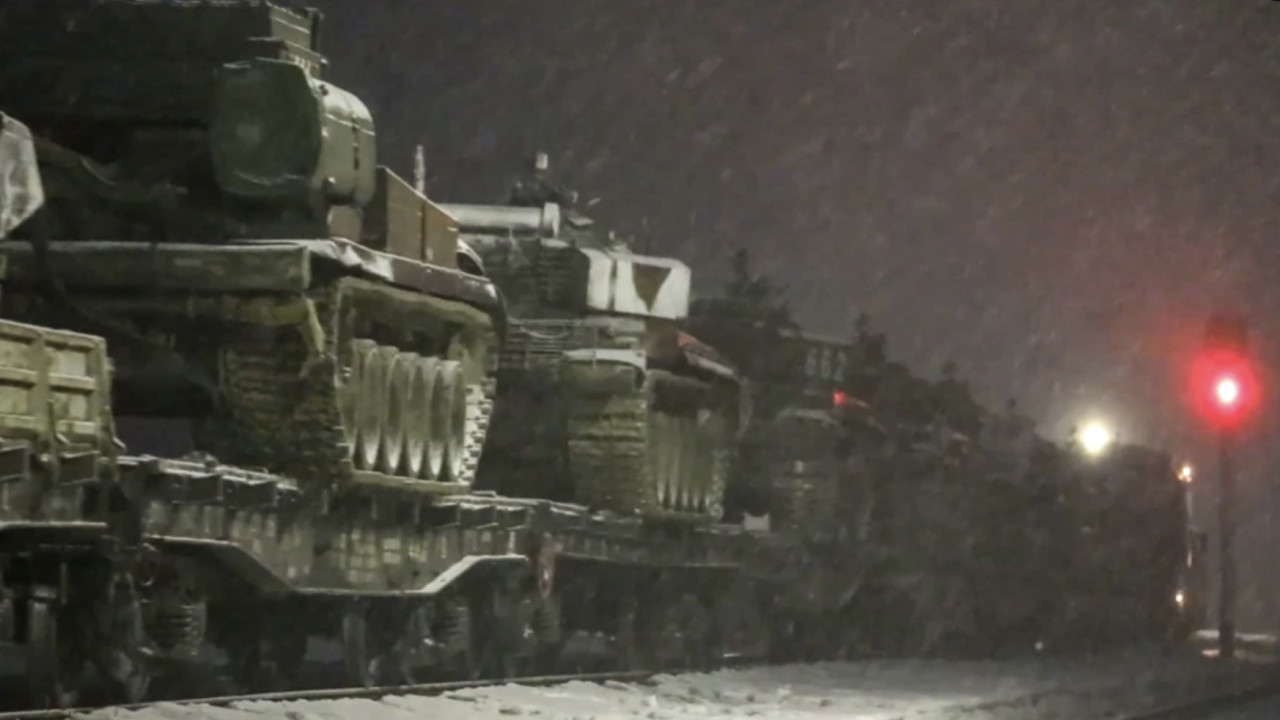 Martori in Belarus Soldatii rusi beau foarte mult si isi vand motorina. In urma lor raman sticle de vodca peturi goale de bere si pachete goale de biscuiti
