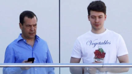 Fostul președinte și premier rus Dmitri Medvedev numit redactor-șef al manualelor școlare pentru liceu  el a editat personal textele pe gratis