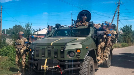 Martori la fuga rusilor M-am dus la magazin si cand m-am intors toata lumea fugea. Rusii au trecut cu masina prin cimitir pentru a scapa. Va puteti imagina - Video