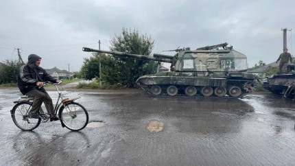 Militarii Rusiei si-au dat seama ca au fost mintiti. Ucrainean Un artilerist rus a venit si a spus Parinte v-am salvat. Eu i-am spus Aratati-mi de cine