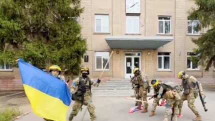 Colaboratorii rusilor fug pe capete din Harkov si Donbas. Cozi lungi de masini Isi impacheteaza prada isi impacheteaza familiile si pleaca