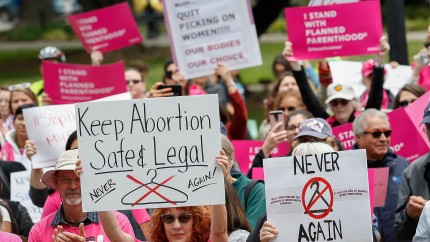 SUA Intr-o decizie istorica Curtea Suprema din Arizona valideaza o interdictie aproape totala a avortului bazata pe o lege de peste 100 de ani vechime