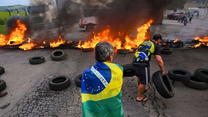 In Brazilia ce nu a facut politia federala fac fanii echipelor de fotbal. Demonteaza baricadele ridicate de fanii lui Bolsonaro care a pierdut alegerile