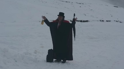 Un Dracula incalzit de palinca bantuia spre Varful Omu