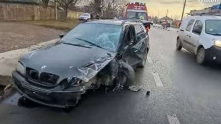 Un sofer de BMW a adormit la volan si a provocat un grav accident in judetul Iasi. Patru persoane ranite doua autoturisme dauna totala doua masini si un TIR acrosate