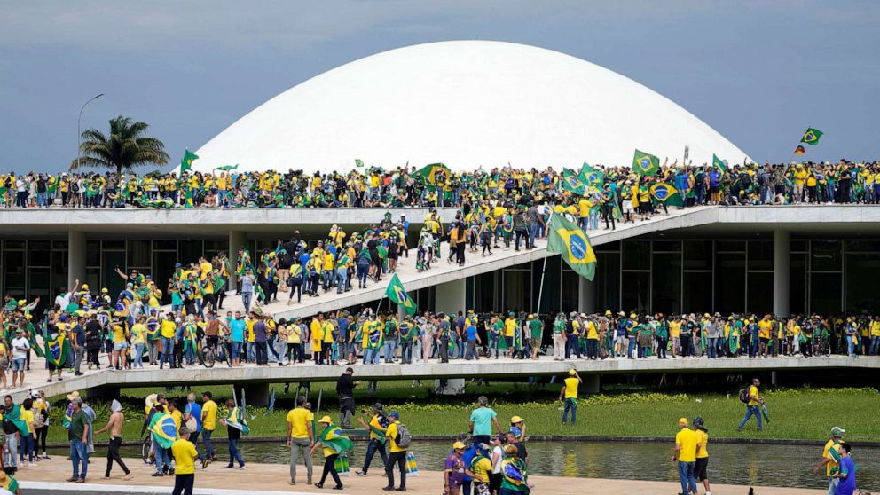 Capitala Braziliei sub asediu. Mii de manifestanti au invadat institutiile publice