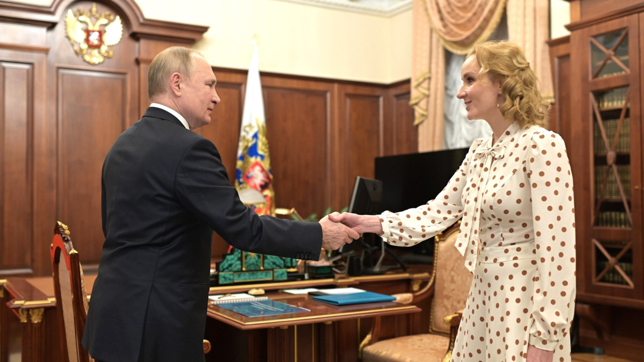 Mama Rusia Maria Lvova-Belova blonda lui Putin care deporteaza copiii ucraineni