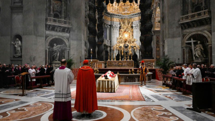 Inmormantarea papei emerit Benedict al XVI-lea liturghia va fi in detaliu cea a ceremoniilor pontificale... cu unele elemente originale. O pagina despre papalitatea sa va fi asezata in sicriu