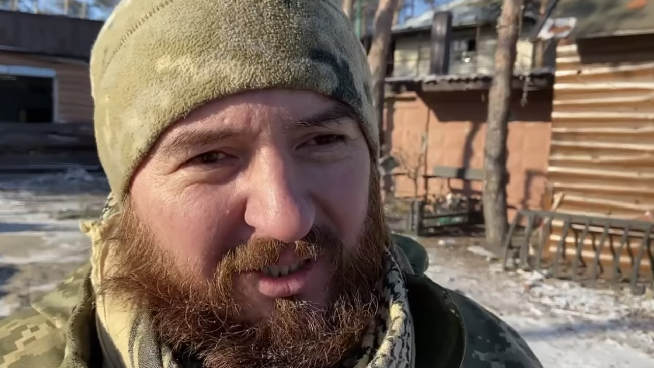 Soldat romano-ucrainean pe front Fiti curajosi. Fiecare roman ar trebui sa-si apere casa mai departe de casa. Pentru ca daca vine razboiul acasa ramane doar sa fugi