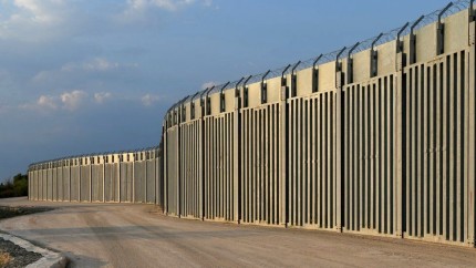 Grecia va continua sa construiasca un gard la granita cu Turcia chiar si fara bani UE pentru a opri migratia ilegala