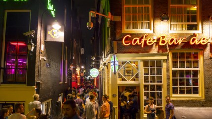 Consiliul local din Amsterdam interzice consumul de canabis pe strada in Cartierul Rosu