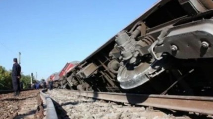Un vagon al unui tren incarcat cu lemne a deraiat in judetul Brasov