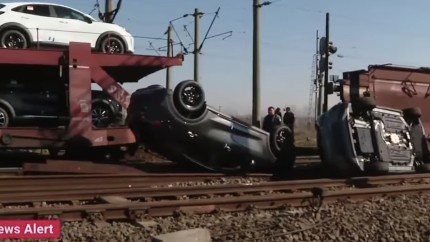 La un pas de tragedie 280 de oameni erau in trenul Arad-Bucuresti. Autoritatile recunosc ca acest tren l-a lovit pe cel de marfa