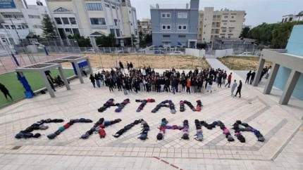 Accident de tren in Grecia majoritatea cadavrelor au fost identificate si prima inmormantare a avut loc vineri. Suna-ma cand ajungi acolo a devenit sloganul durerii