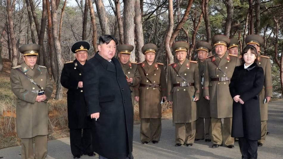In timp ce SUA si Coreea de Sud incep exercitiile militare comune Kim Jong Un a supravegheat lansarea unei rachete cu raza scurta de actiune. Liderul nord-coreean a fost insotit de fiica sa