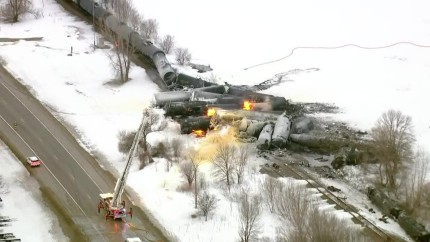 Un  tren care transporta etanol a deraiat si a luat foc in statul american Minnesota fortand locuitorii sa se evacueze