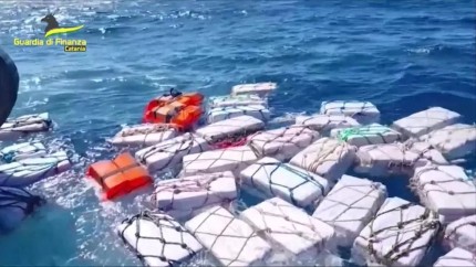 Politia italiana a confiscat doua tone de cocaina in largul coastei Siciliei