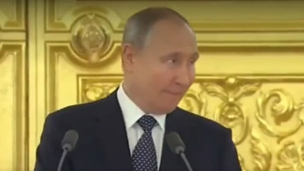 Vladimir Putin a fost surprins intr-o inregistrare video in care pare sa astepte cu stangacie aplauzele care nu vin dupa un discurs la Kremlin