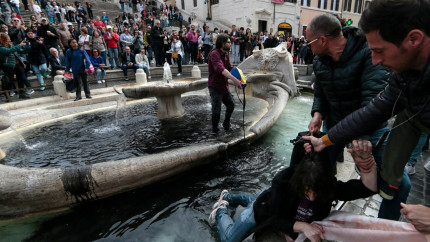 Last Generation a reinceput actiunile a innegrit apa unei fantani din Roma