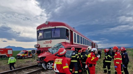 Brasov Masina lovita de tren la trecerea la nivel. Doua persoane au fost ranite
