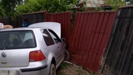 Un baiat de 15 ani a intrat cu masina in gard