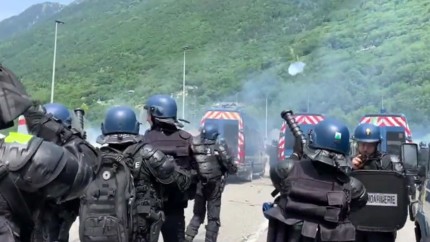 Franta Ciocniri violente in departamentul Savoie intre politisti si demonstrantii care se opun construirii unei legaturi feroviare in zona