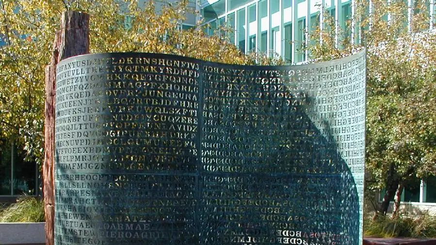 Kryptos sculptura CIA cu un mesaj codificat pe care nimeni nu l-a putut rezolva deocamdata. Ceea ce am scris au fost indicii pentru un mister si mai mare