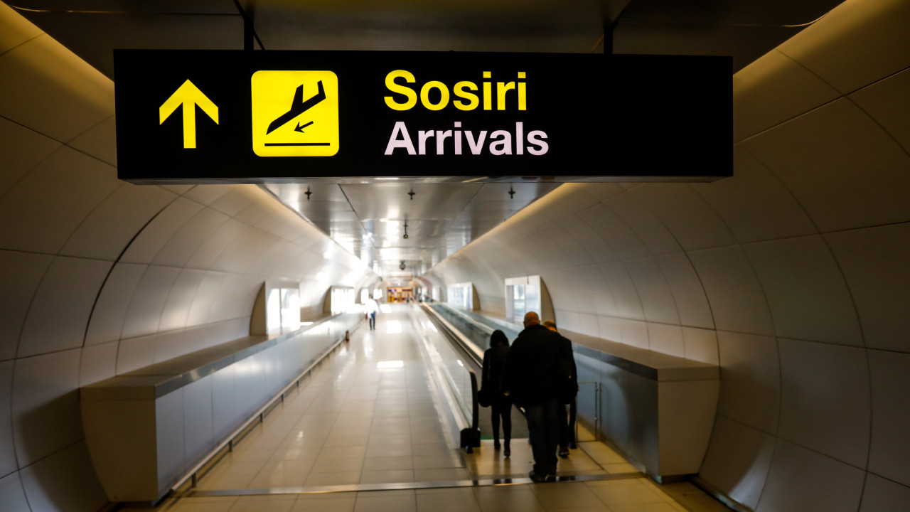 Criza pe Otopeni. Un roman a venit cu o lama in gura in avion de la Bruxelles si si-a taiat venele la aterizare