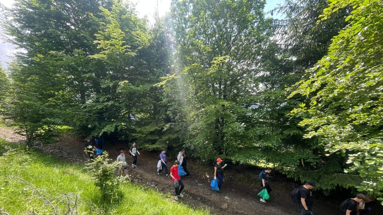 Ecologizare pe Via Transilvanica 1400 de copii si 1600 de parinti au strans 25 de tone de gunoaie