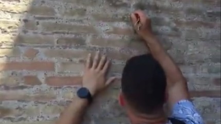 IvanHaley  love. Un turist a fost filmat scrijelind numele iubitei sale pe zidul Colosseumului din Roma