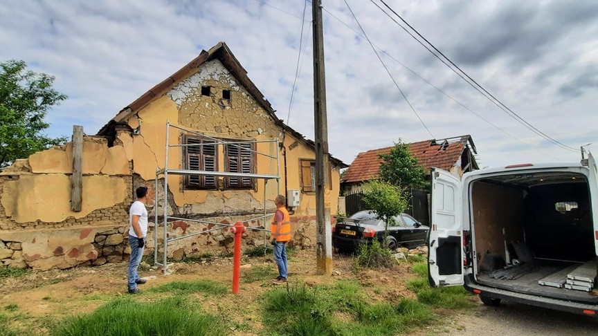 Proiectul Coloreaza Satul De joi pana sambata 450 de voluntari vor zugravi 30 de case din localitatea Valeapai