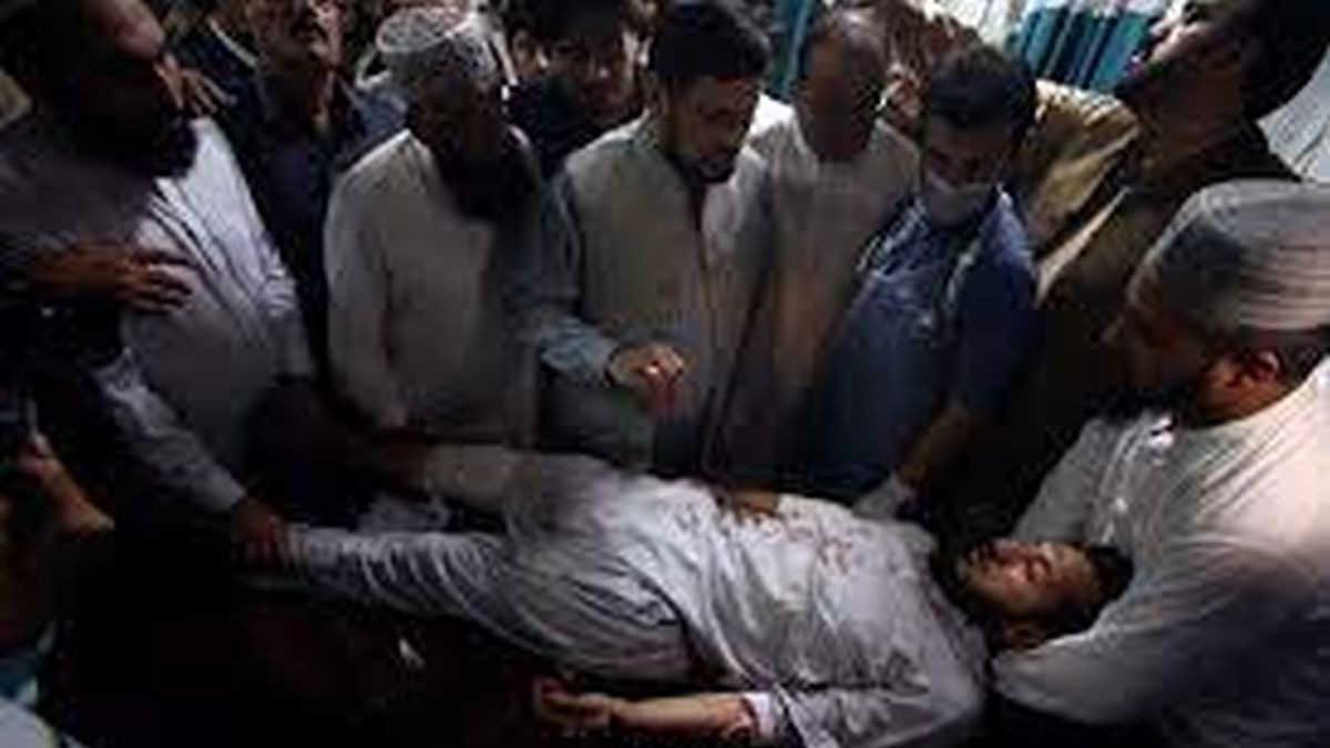 Atentat sinucigas la un miting politic din Pakistan cel putin 44 de morti si aproape 200 de raniti - VIDEO