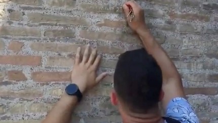 Turistul filmat cand si-a scrijelit numele pe Colosseum gasit de politia italiana in doar cinci zile. A spus ca nu a stiut cat de vechi este monumentul