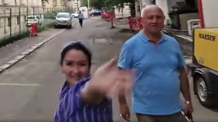 Cristina Dumitra este aparata de avocatul militian Pavel Abraham. Ea a sarit sa il loveasca pe un protestatar - Video