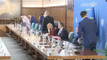 Firea e pe faras. Niciun ministru nu a bagat-o in seama la sedinta de Guvern desi este ziua ei. Ciolacu nu i-a spus o vorba - Video