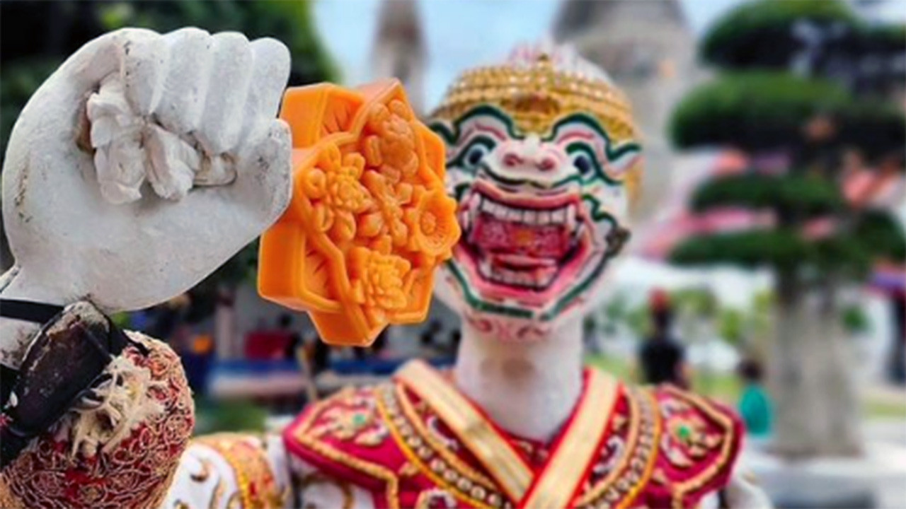 Inghetata thailandeza in forma de placa decorata cu flori face furori printre vizitatorii Templului Zorilor