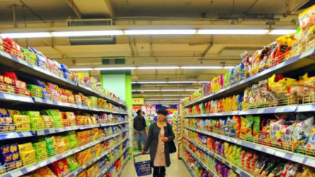 Supermarketurile au marit preturile inaintea plafonarii TVA a alimentelor de baza ca sa mai scoata parleala