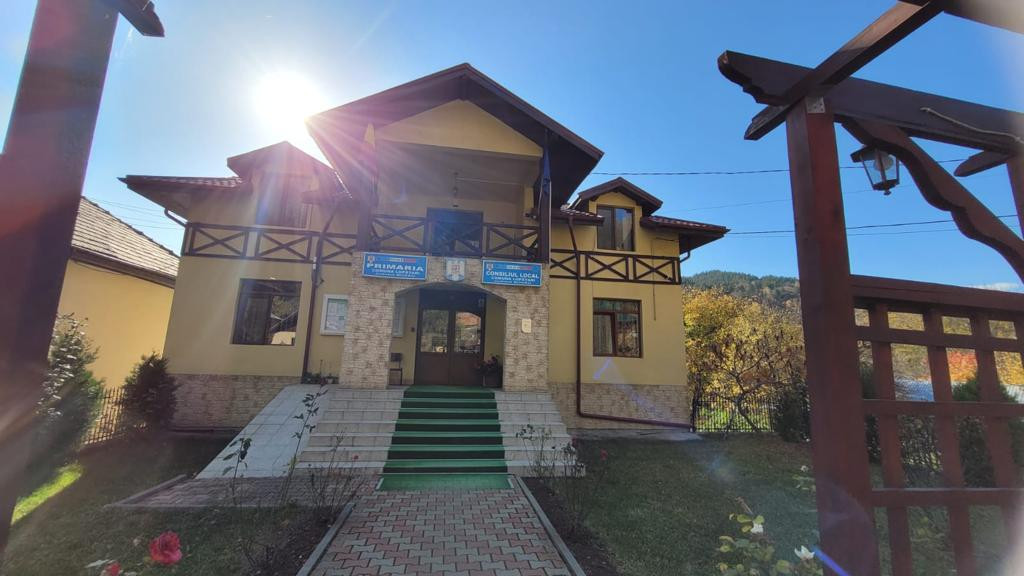 Primarul unei comune din Buzau judetul de unde provine premierul Ciolacu face apel la mila publica pentru amenajarea unei toalete interioare la gradinita locala